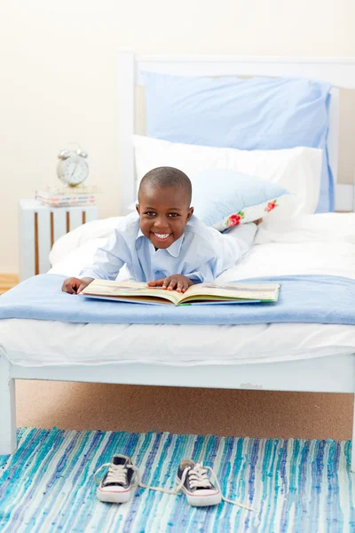 微笑的小男孩，读一本书 — 图库照片
