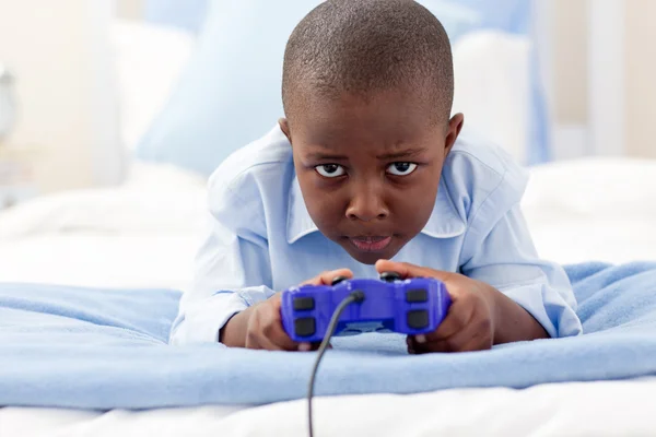 Menino feliz jogando videogame — Fotografia de Stock