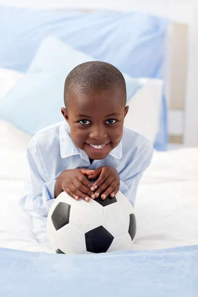 เด็กน้อยถือบอลฟุตบอล — ภาพถ่ายสต็อก