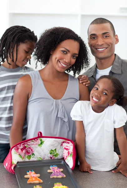 Família amorosa mostrando biscoitos artesanais — Fotografia de Stock
