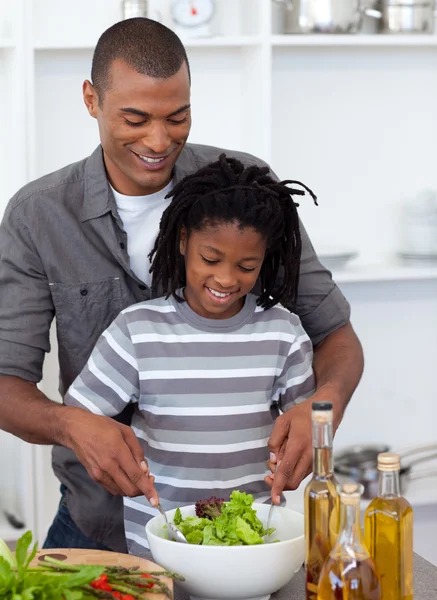 Adorable niñito preparando ensalada con su padre — Foto de Stock