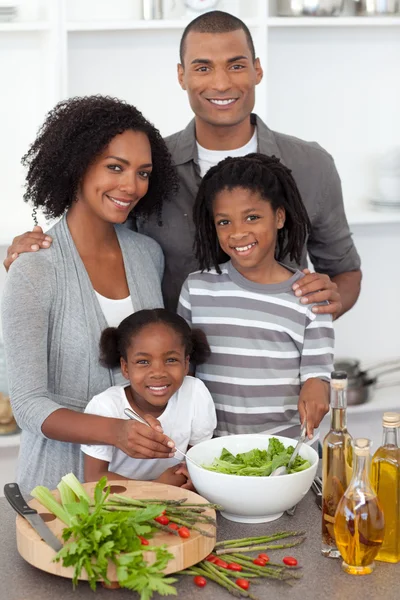 Αφρο-αμερικανικό οικογένεια προετοιμασία σαλάτα μαζί — Φωτογραφία Αρχείου