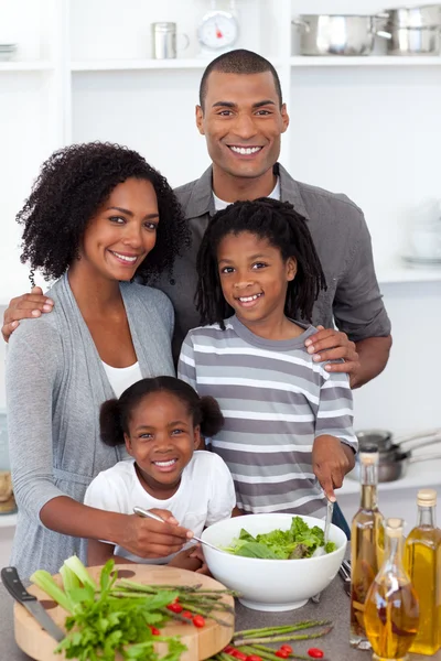Familia étnica preparando ensalada juntos — Foto de Stock