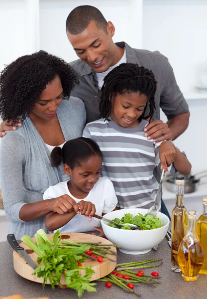 Tillgiven familj förbereda sallad tillsammans — Stockfoto
