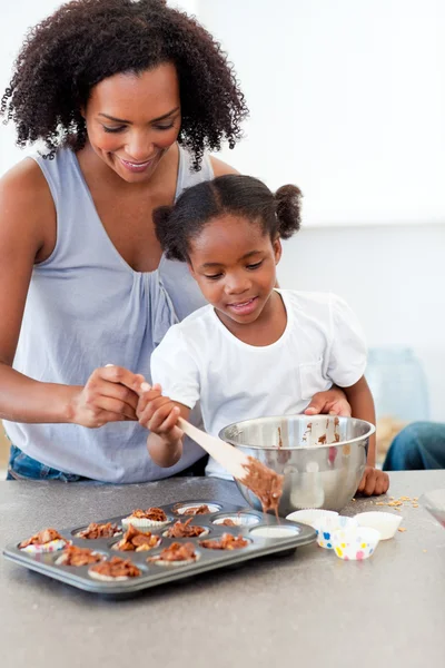 美国黑人小女孩和她妈妈一起准备饼干 — 图库照片