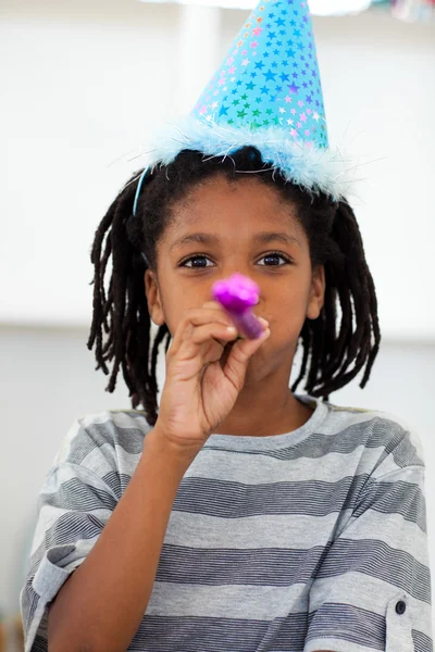 Porträtt av en liten pojke på en födelsedagsfest — Stockfoto