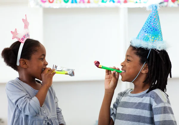 Irmãos felizes se divertindo em uma festa de aniversário — Fotografia de Stock