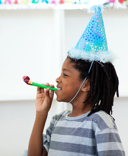 Jolly jongen plezier op een verjaardagsfeest — Stockfoto