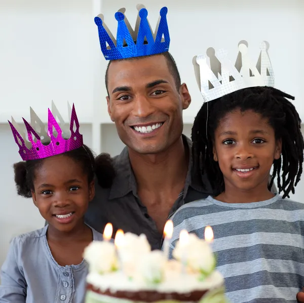 Lächelnder Vater mit seinen Kindern zum Geburtstag — Stockfoto