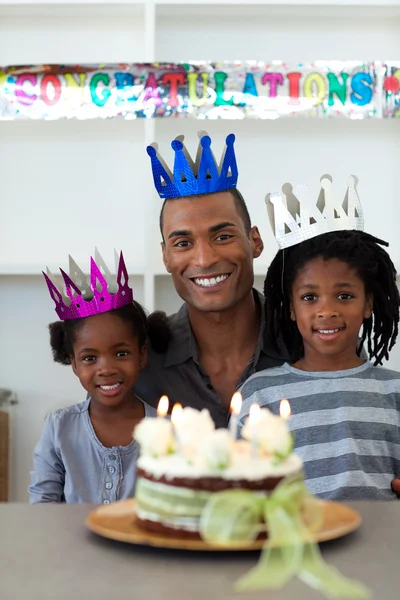 Freudiger afroamerikanischer Vater mit seinen Kindern, die eine Geburt feiern — Stockfoto