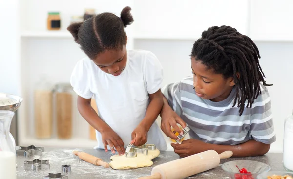 Концентрований брат і сестра готують печиво — стокове фото