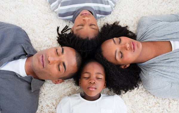 アフリカ系アメリカ人の家族が一緒に頭を床に寝ています。 — ストック写真