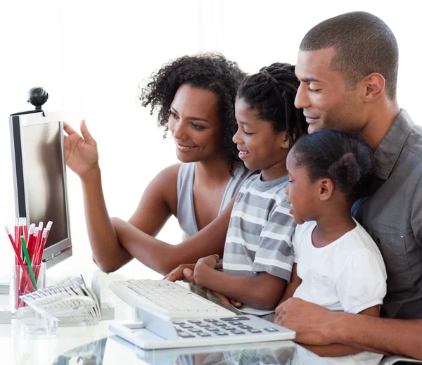 Afro-American rodina, práce s počítačem doma — Stock fotografie