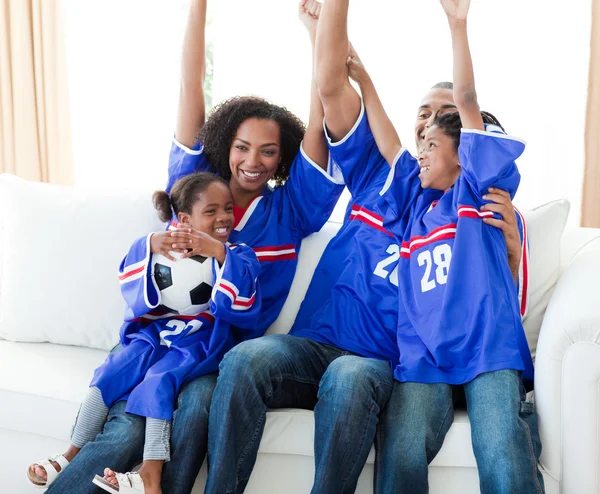 Emocionada familia afroamericana celebrando un gol de fútbol — Foto de Stock