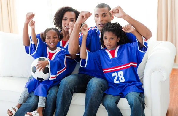 アフリカ系アメリカ人家族でサッカーの試合を見て興奮してください。 — ストック写真