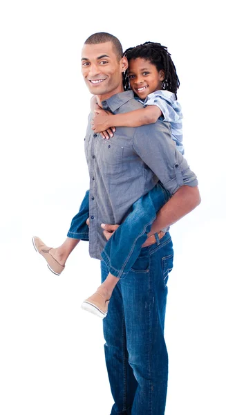 Padre etnico dando a suo figlio cavalcata a cavalluccio contro sfondo biancogr — Foto Stock