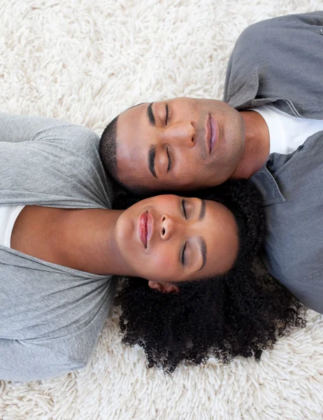 Афро-американская пара спит на полу — стоковое фото