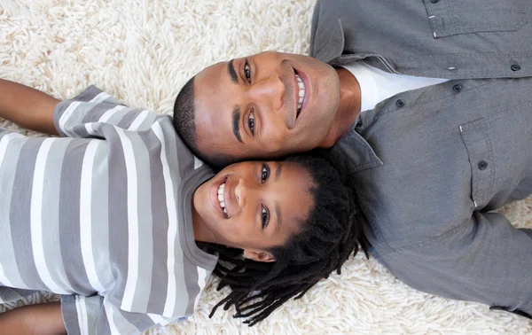 아프리카계 미국 흑인 아버지와 아들이 바닥에 편안한 미소 — 스톡 사진