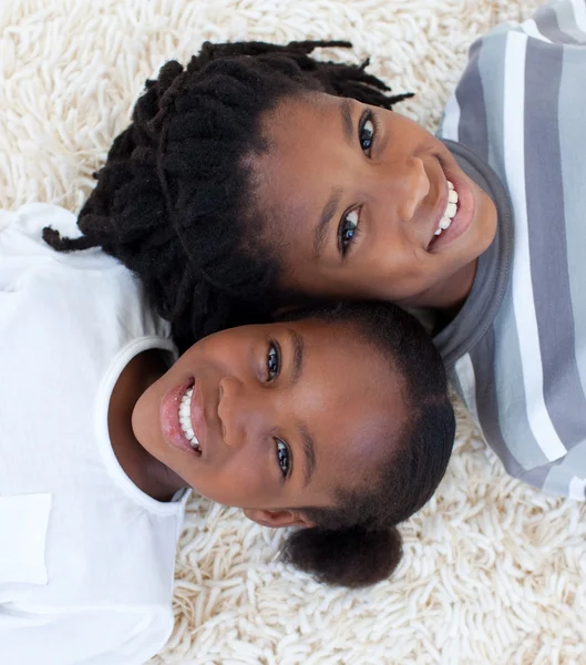 アフリカ系アメリカ人の兄と妹階の肖像画 — ストック写真