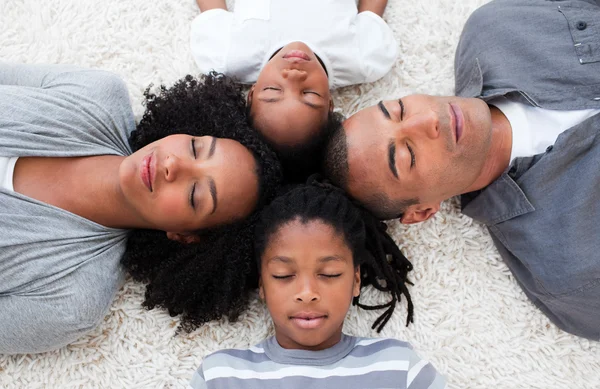 Afro-americano jovem família deitada no chão — Fotografia de Stock