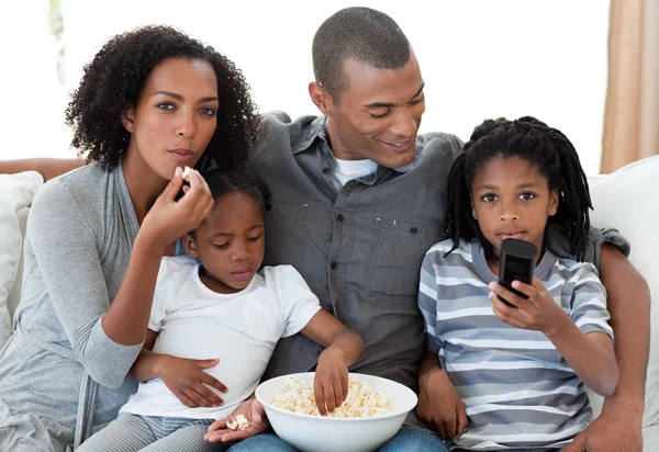 Afro-American rodina sleduje film doma — Stock fotografie