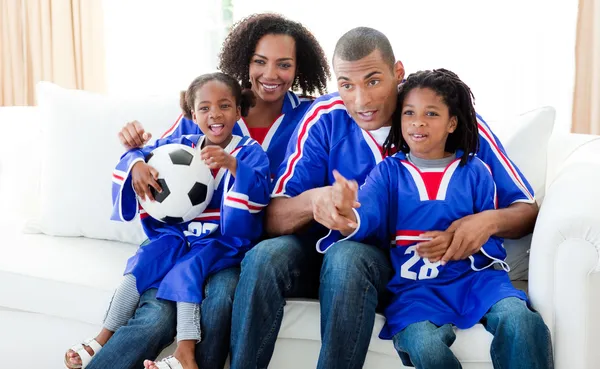 Афроамериканець сім'ї дивитися футбольні матчі у себе вдома — стокове фото