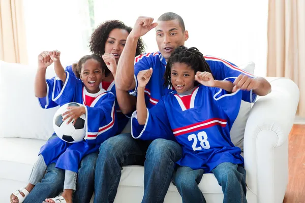 Familia afroamericana celebrando un gol en casa — Foto de Stock