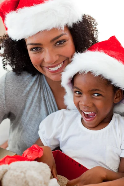 Matka i córka bawią się w Boże Narodzenie — Zdjęcie stockowe