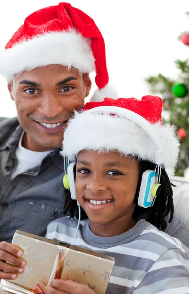 Ritratto di padre e figlio afro-americano nel periodo natalizio — Foto Stock