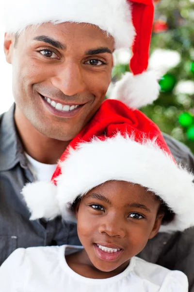 Portret uśmiechający się ojciec i córka w czasie świąt Bożego Narodzenia — Zdjęcie stockowe