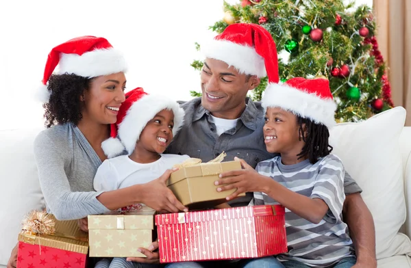 美国黑人父亲和女儿戴着圣诞帽子 — Stock fotografie
