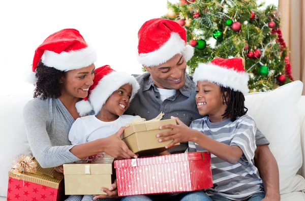 Familia afroamericana sosteniendo regalos de Navidad — Foto de Stock