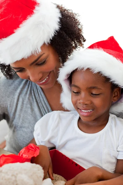 Mãe e filha afro-americana abrindo um presente de Natal — Fotografia de Stock