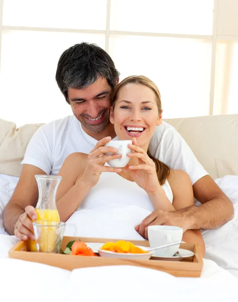 Miłości para o śniadanie, leżąc w łóżku — Zdjęcie stockowe