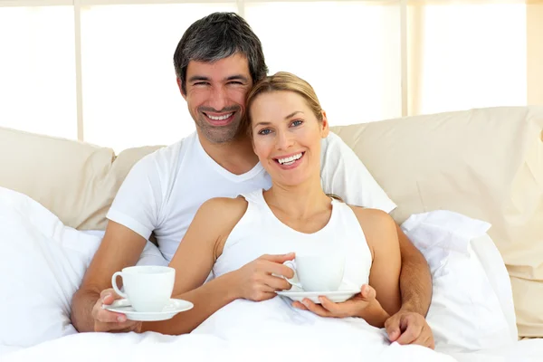 Mulher atraente e seu namorado bebendo café — Fotografia de Stock