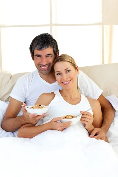 金髪の女性と彼女のボーイ フレンドの cerelals を食べる — ストック写真