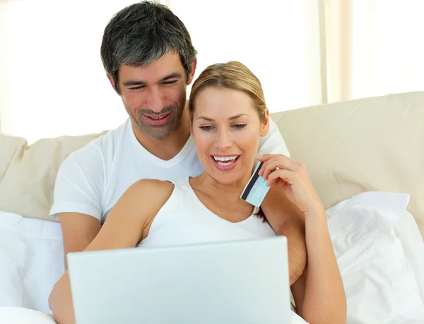 Jolly pareja de compra en internet — Foto de Stock