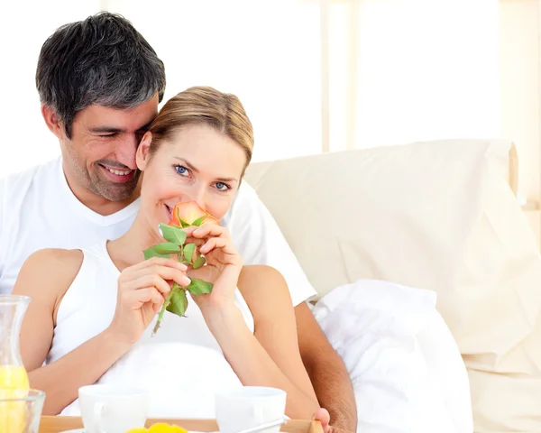 Primer plano de la pareja desayunando acostada en la cama —  Fotos de Stock