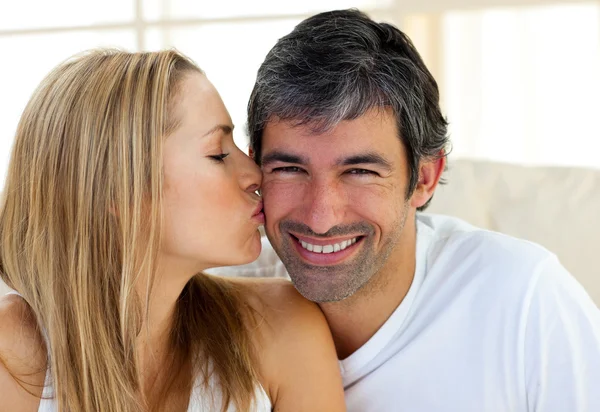 Крупный план женщины, целующей своего парня — стоковое фото
