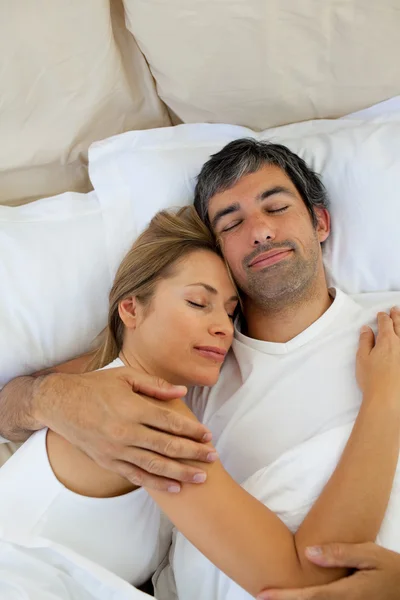 Älskande par sova — Stockfoto