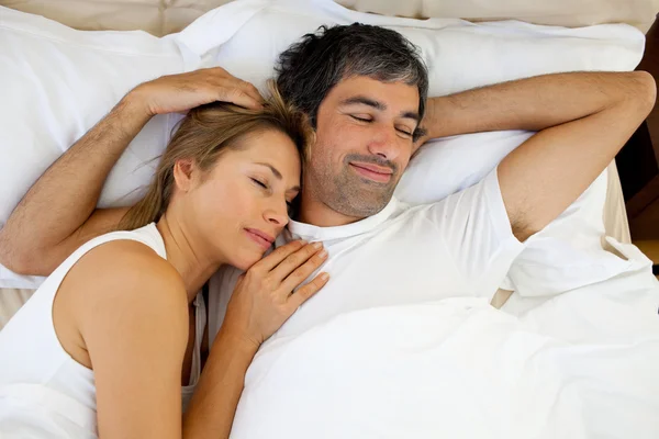 Positives Paar schläft — Stockfoto