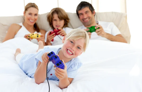 Маленькая блондинка, играющая в видеоигры со своей семьей — стоковое фото