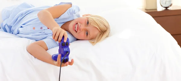 Rozkošná holčička hraje video hry — Stock fotografie