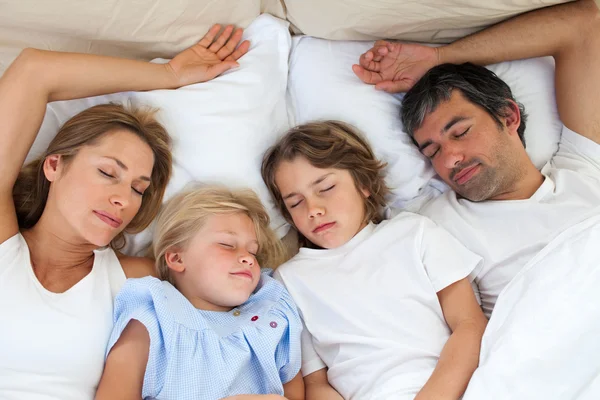 Любить семью, которая спит вместе — стоковое фото