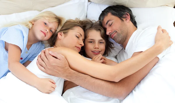 Adorabile famiglia rilassante insieme — Foto Stock