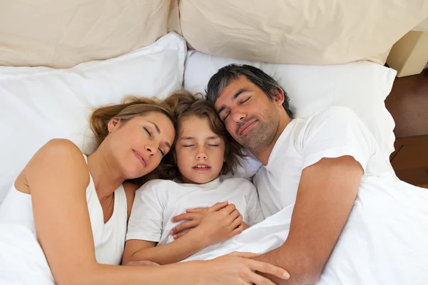 Lindo niño y sus padres durmiendo juntos —  Fotos de Stock