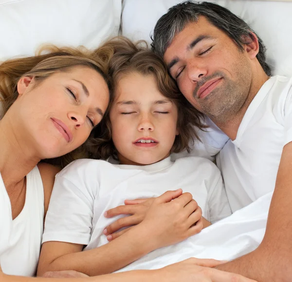 Menino e seus pais dormindo juntos — Fotografia de Stock