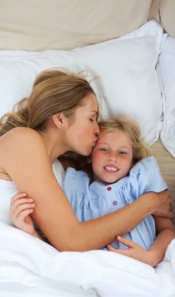 Liebevolle Mutter küsst ihre Tochter — Stockfoto