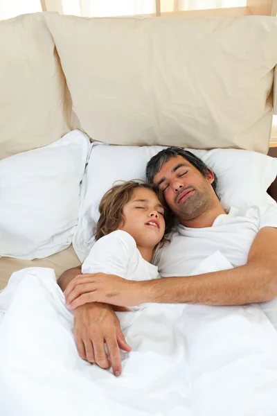 Padre e hijo durmiendo juntos — Foto de Stock