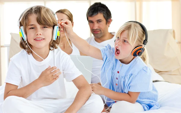 Vrolijke kinderen met plezier en muziek luisteren — Stockfoto